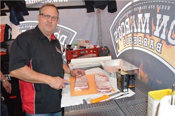 So schneidet man Fleisch richtig. Foto: Schoener