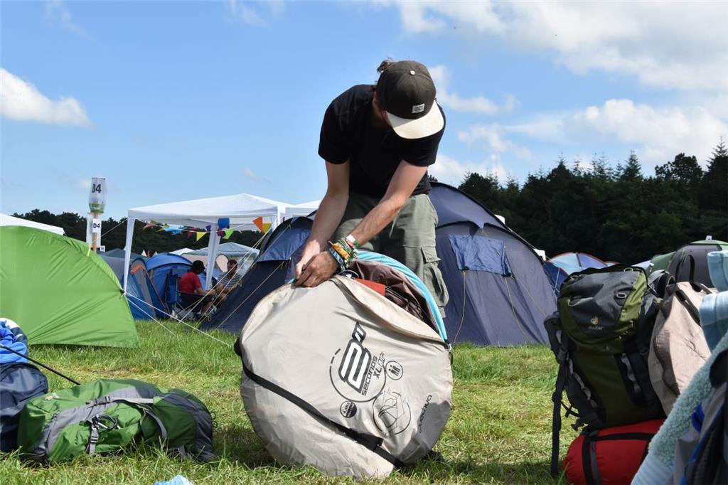 So schnell eingepackt wie ausgepackt: Sören hat den Bogen raus. Foto: Overschmid...
