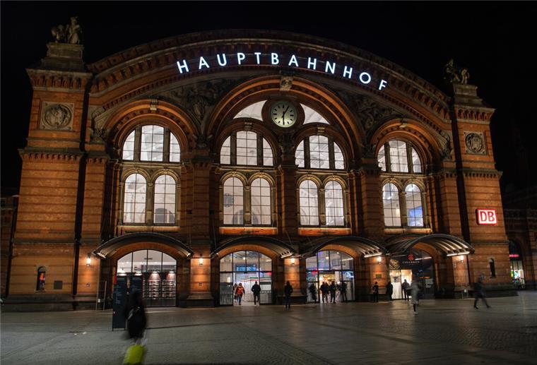Hauptbahnhof Bremen - Wirklich der schlechteste Bahnhof Europas? So schön der Bremer Hauptbahnhof von außen aussehen mag: Im Inneren läuft nicht alles rund. Nun hat der Bahnhof eine traurige Auszeichnung erhalten.