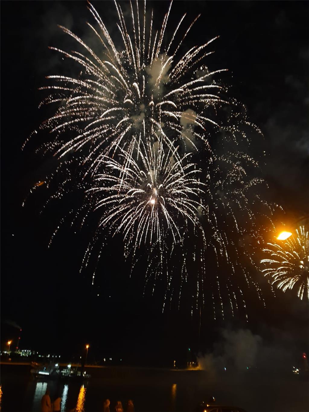So schön sah das Feuerwerk beim Seestadtfest Bremerhaven aus. Lina Zinn hat es f...