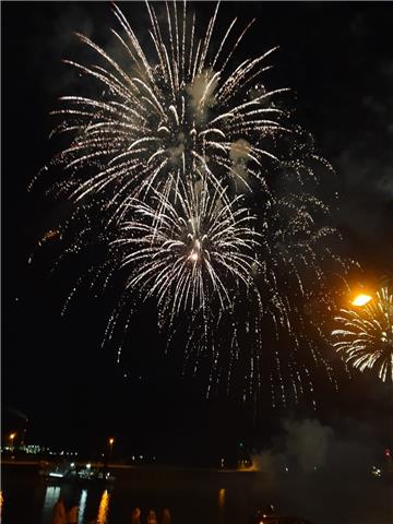 So schön sah das Feuerwerk beim Seestadtfest Bremerhaven aus. Lina Zinn hat es f...