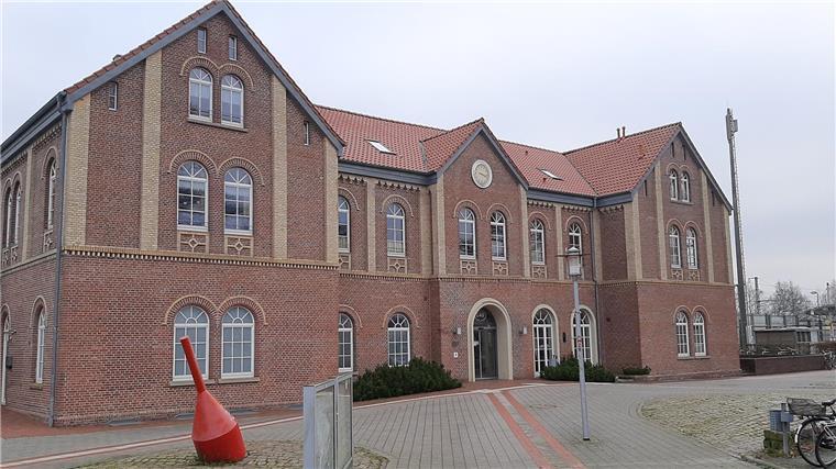 Warum nicht so? Der Nordenhamer Bahnhof ist eine optische Zumutung So schön wie der Vareler Bahnhof könnte auch der Nordenhamer Bahnhof aussehen, wenn er saniert würde. Die beiden Gebäude stammen aus der gleichen Zeit.