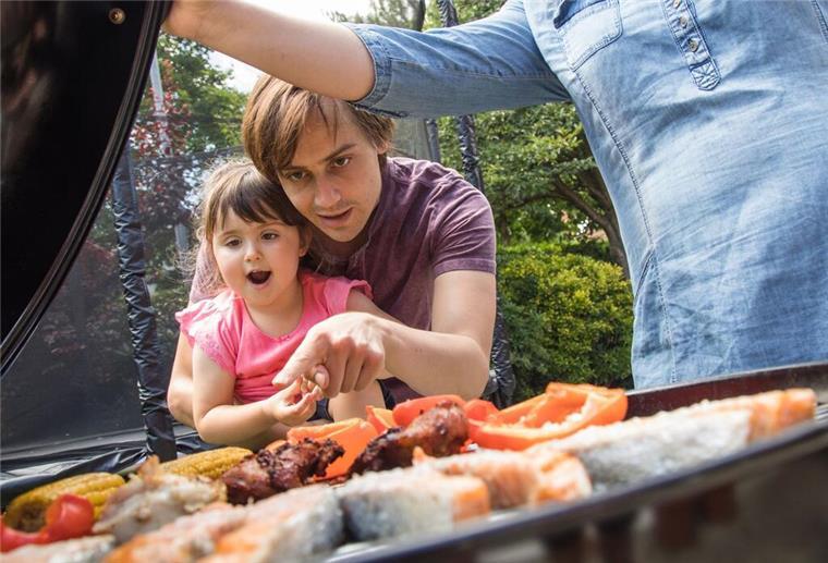 Verbrennungsgefahr beim Grillen: Das sind die größten Risiken So schützen Eltern ihre Kinder vor Grill-Unfällen