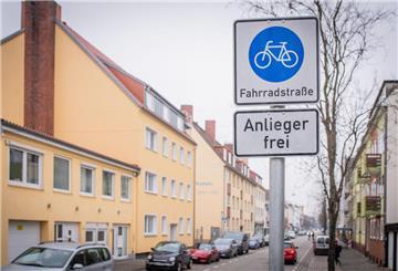 Ein Straßenschild weist auf eine Fahrradstraße hin. Darunter ist ein Schild mit der Aufschrift "Anlieger frei" angebracht.
