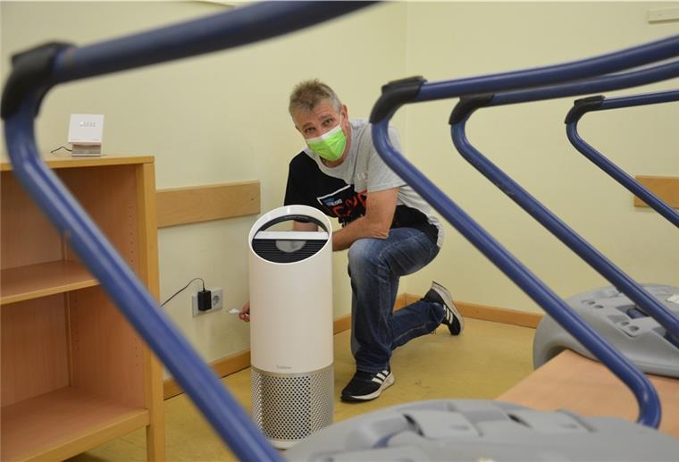 Cuxland: Die ersten mobilen Luftfilter sind eingetroffen So sehen sie aus, die Luftfilter in den Grundschulen der Stadt Geestland: Jörg Mühl, Hausmeister der Grundschule "Am Wilden Moor", schließt am Mittwoch eines der Geräte in einem noch leeren Klassenzimmer an.