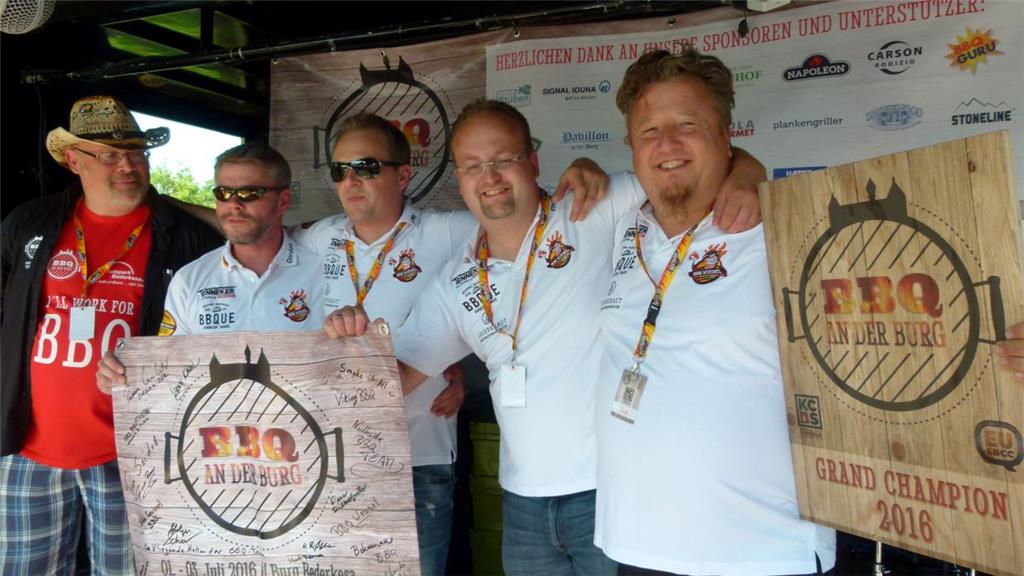 So sehen Sieger aus: Das Team BBQ Wiesel aus Deutschland hat in Bad Bederkesa da...