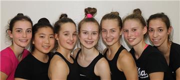 So sehen Sieger aus: Zum erfolgreichen Team der Rhythmischen Sportgymnastik von Bremen 1860 gehören Jule Scheffer (Bremen 1860, von links), Haruka Kodama (TV Eiche Horn), Sandy Kruse (Bremen 1860), Jo-Emma Reppenhagen, Emilia Teljukina (beide OSC Bremerhaven), Lillie Schupp (Blumenthaler TV) und Julia Stavickaja (Bremen 1860, Olympiateilnehmerin 2016).