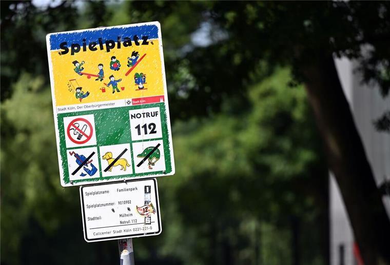 Guido Cantz spottet über Kölner Spielplatz-Umbenennung So sehen viele Kölner Spielplatz-Schilder bislang aus - ihre Stunden sind womöglich gezählt.