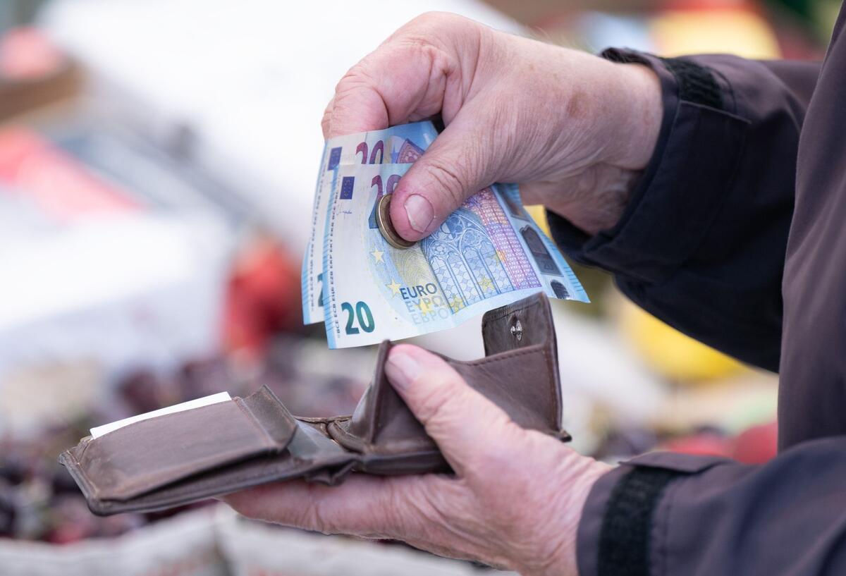 Mehr Rente sichern: 5 einfache Schritte, die kaum jemand kennt Eine Frau sortiert auf einem Wochenmarkt das Wechselgeld für ihre Einkäufe in ein Portemonnaie.