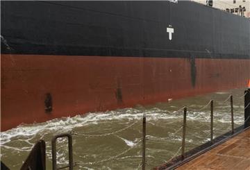 So sieht das Schiff an der Luke 4 von außen aus. Die Hitze hat die Farbe des Schiffes verändert.