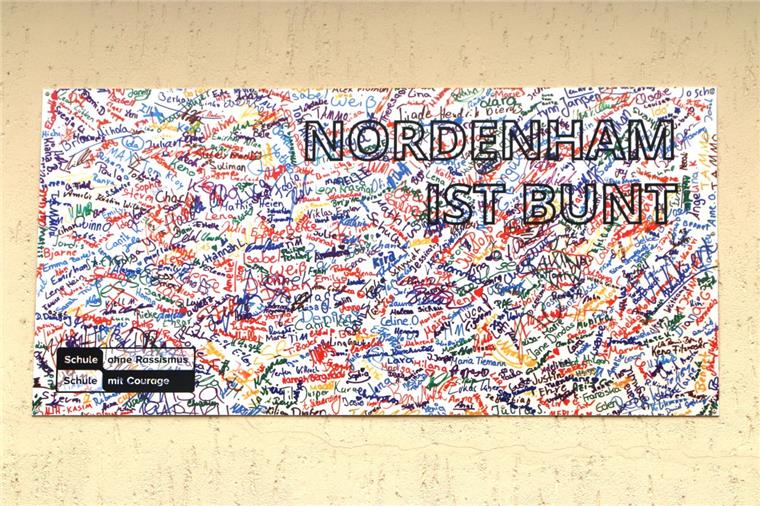 So sieht das Schild an der Schulmauer aus. 