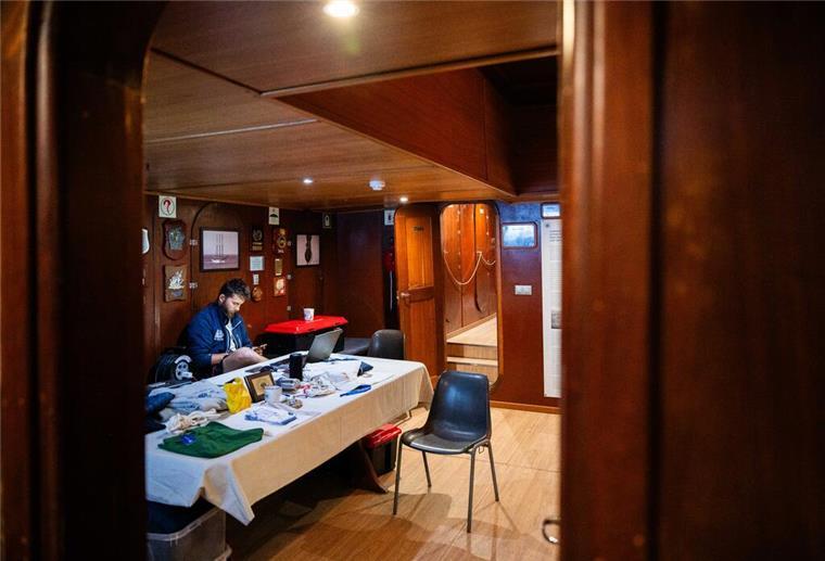 So sieht der Besprechungsraum der Crew auf der „Pascual Flores“ aus.