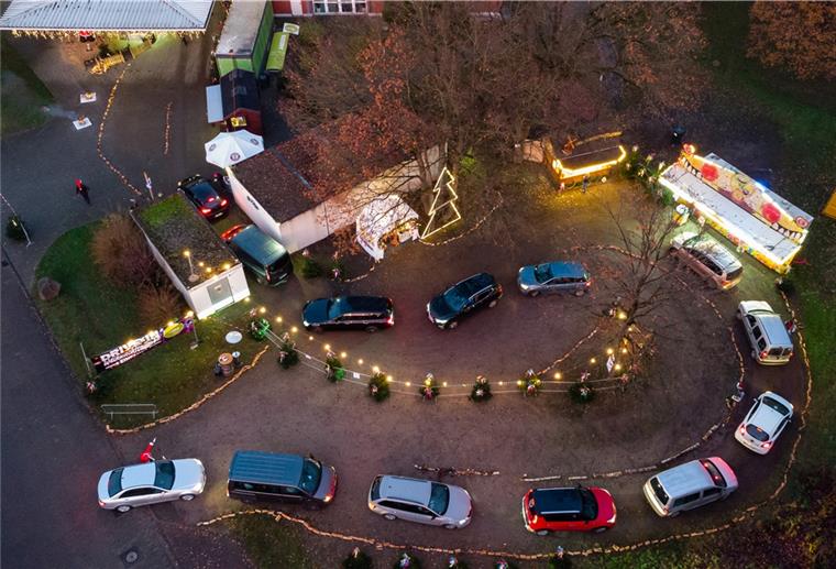 Glühwein im Vorbeifahren: Drive-In-Weihnachtsmärkte boomen So sieht der Drive-In-Weihnachtsmarkt vom Anders Hotel in Walsrode aus.
