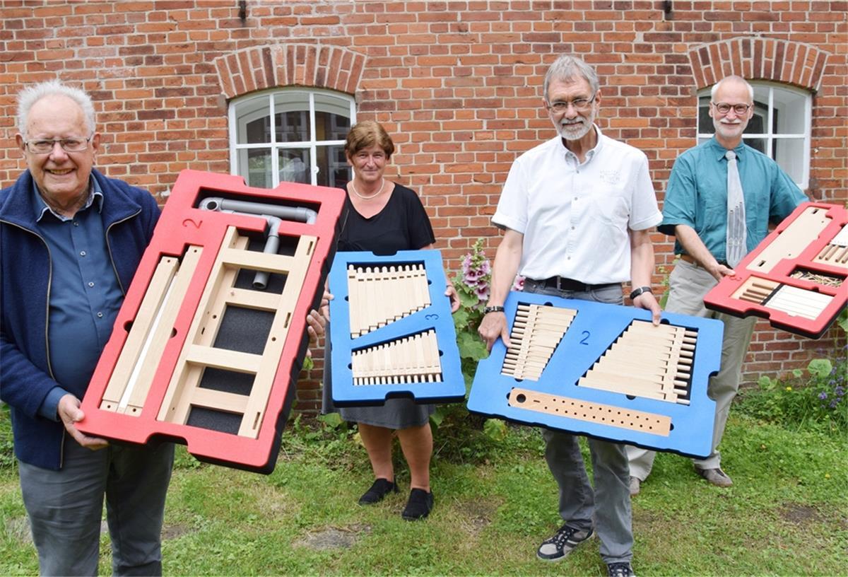Kinder aus Golzwarden werden zu Orgelbauern So sieht der Orgelbaukasten aus. In ihren Händen halten ihn (von links): Helmut Bahlmann (Arp-Schnitger-Gesellschaft), Wibke Heumann (Leiterin der Grundschule Golzwarden), Hans-Peter Tapken (Arp-Schnitger-Gesellschaft) und Kreiskantor Gebhard von Hirschhausen.