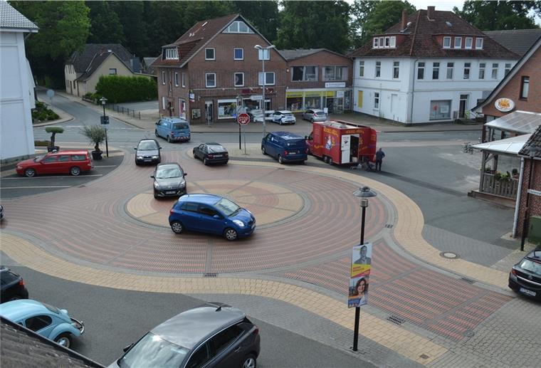 So sieht die Piazza derzeit aus: Das einstige Vorzeigeprojekt ist nicht mehr als ein Kreisel mit schmucken Klinkersteinen.