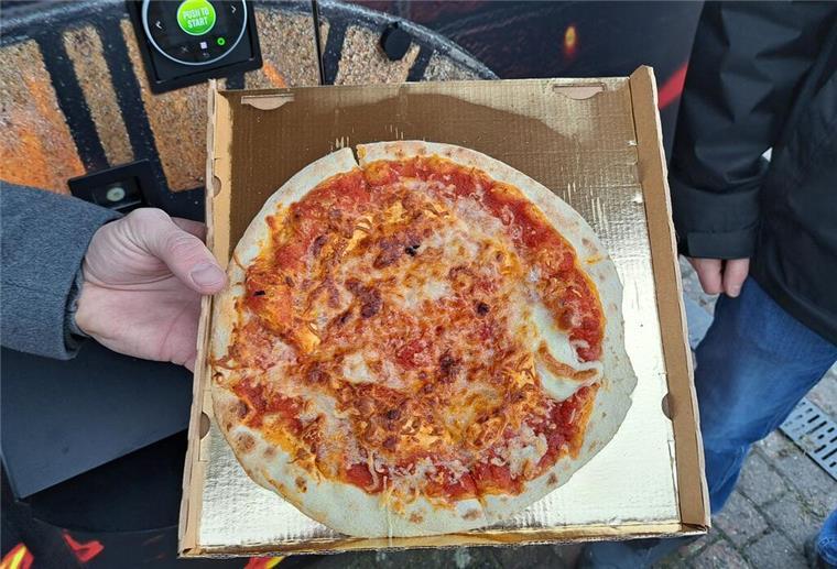 Am Stubbener Bahnhof gibt es Pizza aus dem Automaten: Bald noch mehr in der Region? Christian Schwabe (l.) und Torsten Heitland haben einen Pizza-Automaten an der Bahnhofstraße in Stubben aufgestellt.