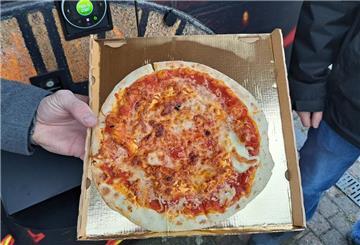 Christian Schwabe (l.) und Torsten Heitland haben einen Pizza-Automaten an der Bahnhofstraße in Stubben aufgestellt. 