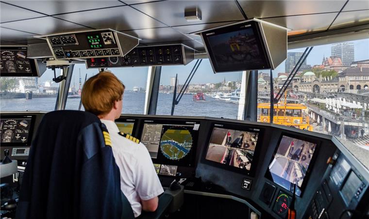 Der „Halunder Jet“ packt es in 75 Minuten von Cuxhaven nach Helgoland So sieht es auf der Brücke des "Halunder Jet"aus.