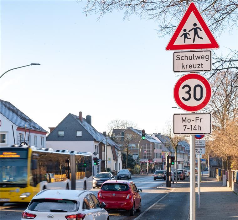 So sieht es aus, das Schild vor der Veernschule: Es verlangt von montags bis freitags langsamer zu fahren. Das gilt auch für Feiertage.