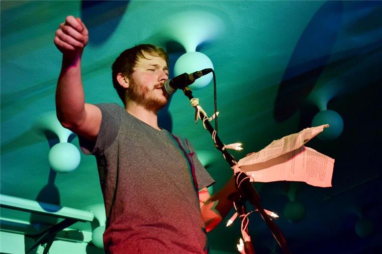 August Klar kommt nach Tarmstedt: Für ihn ist Poetry Slam wie Therapie So sieht es aus, wenn August Klar zum Poetry Slam antritt. Am 16. und 17. Juni will er Workshop-Teilnehmern in Tarmstedt Mut machen, es auch mal auszuprobieren.