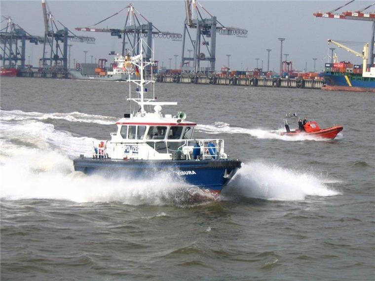 Warum die Wasserschutzpolizei ihr Wappen geändert hat So sieht es aus, wenn die Wasserschutzpolizei vor der Stromkaje in Bremerhaven unterwegs ist.