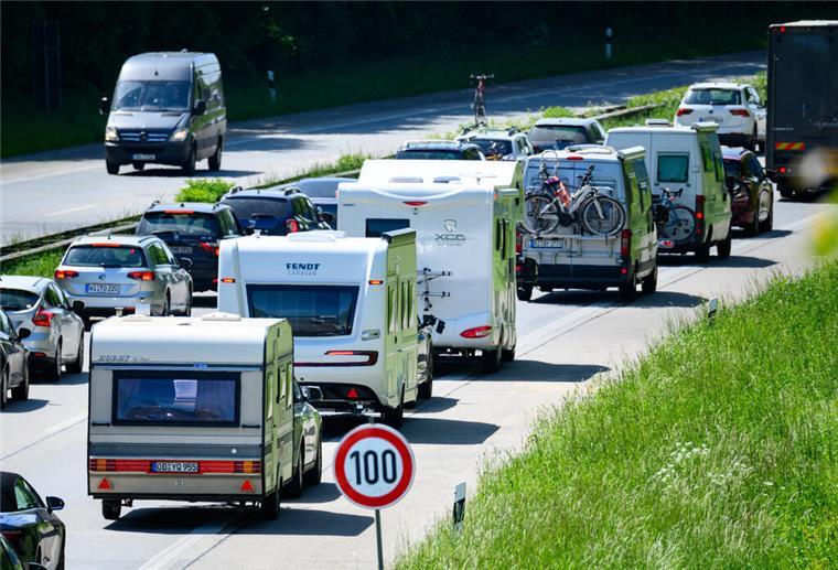 Chaos an Pfingsten: Stau mit dem Auto und kaum noch Platz in Zügen und auf Fähren So sieht es vermutlich auf vielen Straßen am langen Pfingstwochenende aus. Stau ist da vorprogrammiert.