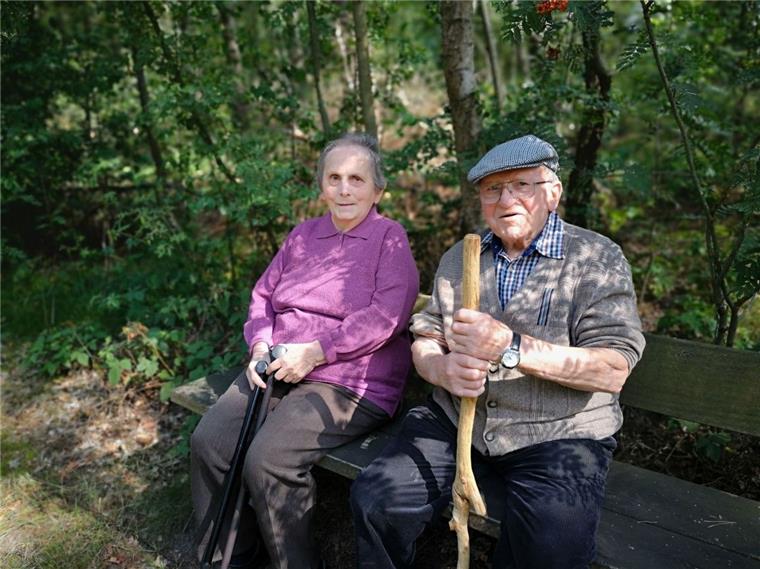 Diamantene Hochzeit in Sittensen: Vom Gegensatz angezogen So sieht man Friedhelm und Anneliese Kaiser häufig: Beim Spaziergang durch den Wald rasten sie auf einer Bank. Heute feiern die Eheleute Diamantene Hochzeit mit Familie und Nachbarn.