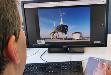 So soll die neue Ladestation am Strand aussehen - nur etwas kleiner und ohne Windkraftanlage. Wer im Internet recherchiert, findet Bilder von dem, was zwischen Weserterrassen und Campingplatz geplant ist.