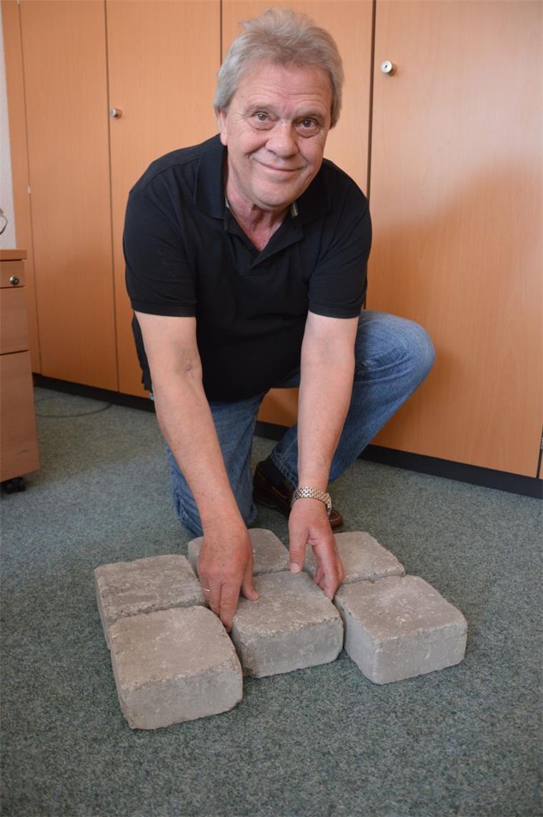 Gosse in Bad Bederkesa: Die neuen Steine sind auf Alt getrimmt So sollen die neuen Steine verlegt werden: Teamleiter Peter Wehmeyer in Aktion