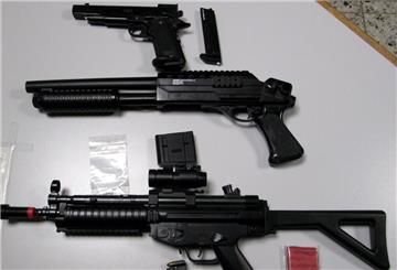  Täuschend echt aussehende Softair-Waffen. 