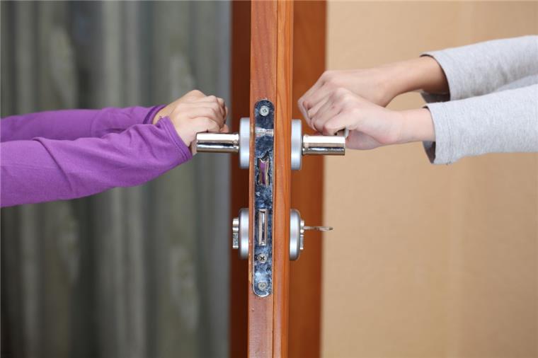 Kein Lehrer in der Klasse: Schüler verliert Fingerkuppen bei Rangelei So ungefähr muss es passiert sein: Zwischen zwei Schülern kommt es zu einer Rangelei an der Tür. Die Finger werden eingeklemmt.