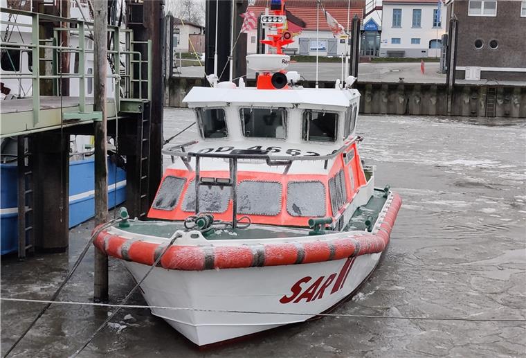 Frau stürzt von Frachter in die Wesermündung So vereist kam das Seenotrettungsboot „Emil Zimmermann“ der Freiwilligenstation Fedderwardersiel am Sonntag vom Einsatz zurück in den Hafen. Es herrschte Sturm aus Ost bei minus acht Grad Celsius.