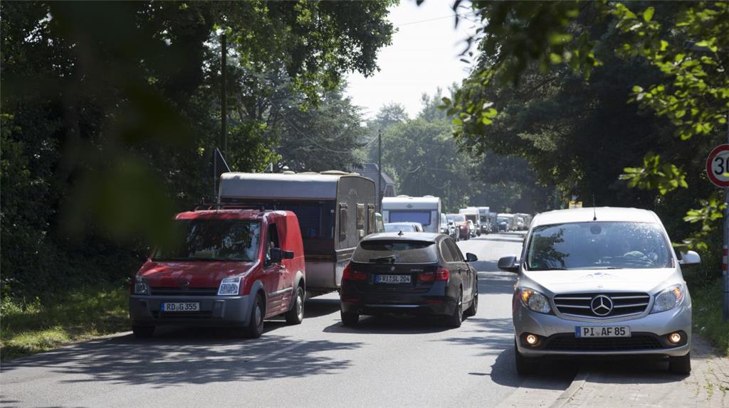 So viel ist auf der Dorfstraße sonst nicht los.