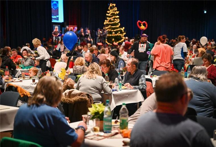 Alexis Vaiou richtet wieder Essen für Bedürftige aus - Unbekannte helfen mit Riesen-Spende So war das beim letzten Bremerhavener Nikolaus-Schmaus 2019: In der Stadthalle speisten knapp 1000 Menschen, die sich ein tolles Festmahl sonst nicht hätten erlauben können. Und auch 2019