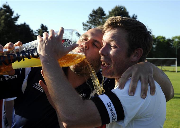 Finale im NZ-Pokal: Gesucht wird der Nachfolger der TSG Nordholz II So war es im Vorjahr: Die Nordholzer Norman Schröder und Kapitän Lukas Ney (rechts.) genehmigten sich nach dem Finalsieg einen großen Siegerschluck. Foto Scheschonka