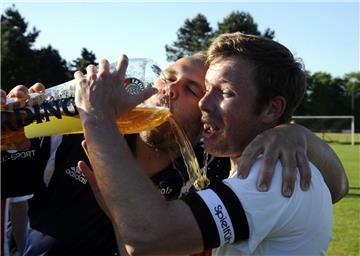 So war es im Vorjahr: Die Nordholzer Norman Schröder und Kapitän Lukas Ney (rechts.) genehmigten sich nach dem Finalsieg einen großen Siegerschluck. Foto Scheschonka