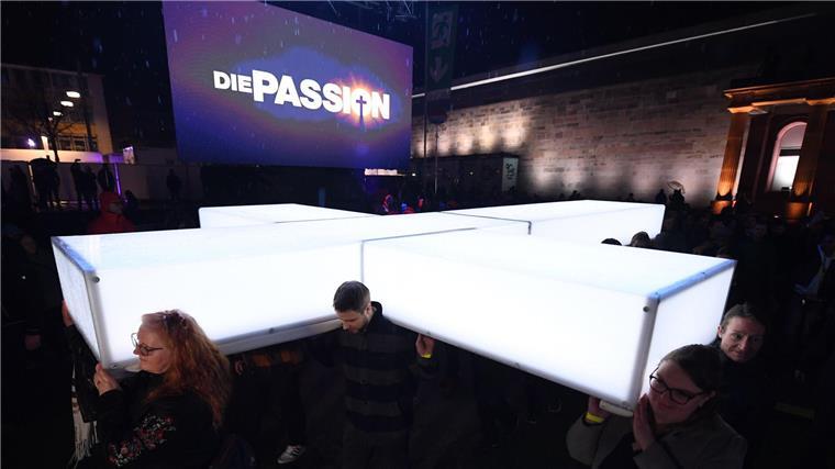 Keine Kreuzigung: „Passion“ bei RTL fällt 2025 aus So war es in Kassel: Ein leuchtendes Kreuz wird bei der RTL-Oster-Produktion „Die Passion“ getragen. (Archivbild)
