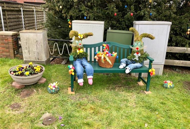 Zerstörungswütige wildern in 90-Einwohner-Dorf Hoffe So waren das Osterhasenmädchen und der Osterhasenjunge geschmückt worden. Bärbel Bremer und Hedwig Tegeler hatten viel Liebe in die Figuren gesteckt.