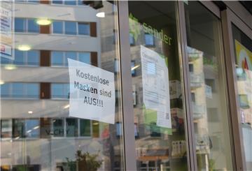 So wie auch schon am Freitag und Sonnabend teilten die Apotheken ihren Kunden mit Hinweisschildern mit, dass die kostenlosen Masken derzeit nicht vorhanden sind.