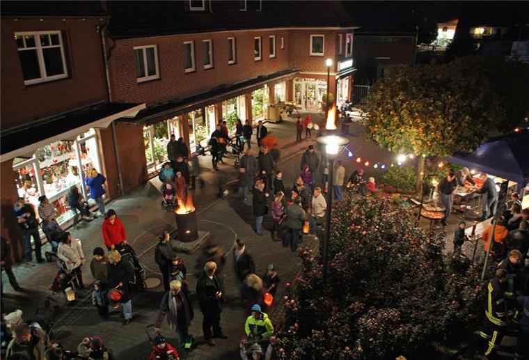 Bald erleuchten zahlreiche Laternen die Zevener Innenstadt Menschen treffen sich am Abend in der Zevener Innenstadt. Es wird gegrillt. Es ist eine Feuertonne zu sehen.