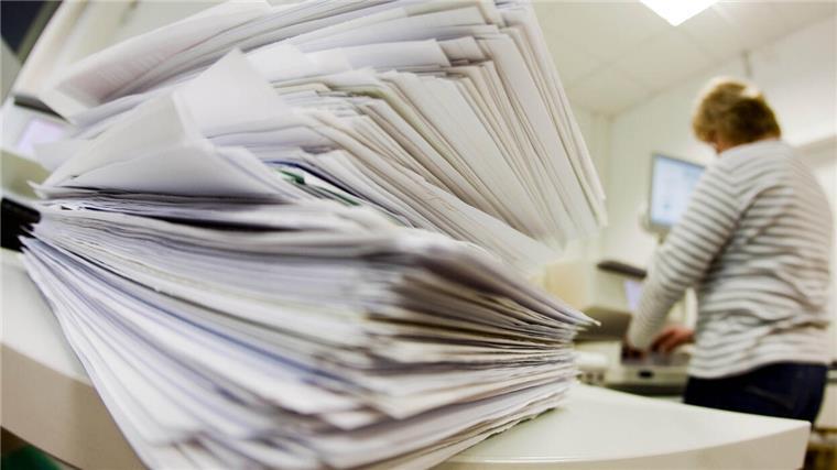 Illegale FeWos in Butjadingen: Bauaufsicht erstickt in Anträgen So wie auf unserem Symbolfoto stapeln sich auch bei der Bauaufsichtsbehörde des Landkreises Anträge - sie stammen von Butjadingern, die auf eine Genehmigung für ihre bislang ungenehmigte Ferienwohnung hoffen.