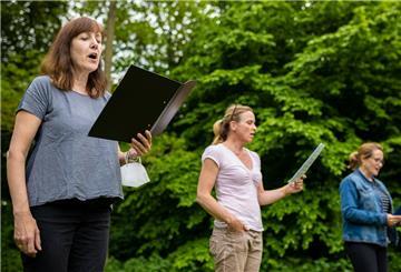 So wie bei diesem Chor aus Hannover könnte der Live-Auftritt im eigenen Garten aussehen.