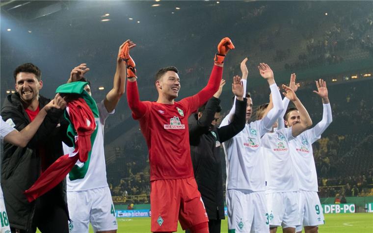 So wie beim Sieg gegen  Borussia Dortmund im DFB-Pokal würde sich  Werder Bremen gerne auch heute beim Club-Jubiläum feiern lassen.
