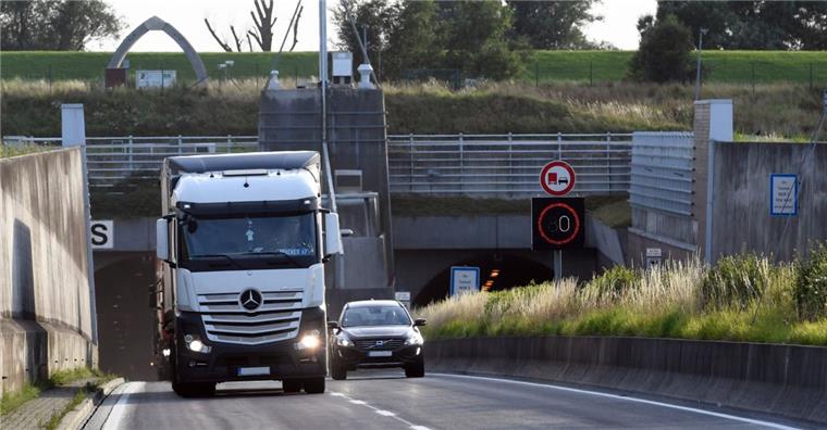 Wesertunnel wird fit für die Küstenautobahn gemacht So wie der Wesertunnel jetzt ist, ist er als A 20-Tunnel ungeeignet. Die Landesstraßenbaubehörde will ihn darum mit großem Aufwand umbauen lassen. Damit will sie im Winter 2020/2021 beginnen. Während des monatelangen Umbaus wird jeweils eine Röhre gesperrt sein.
