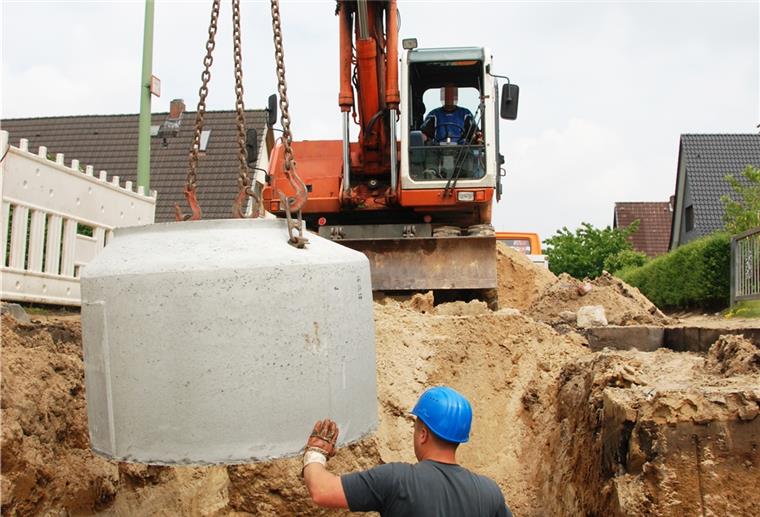 In Heerstedt wird bald gebuddelt So wie hier auf dem Foto dürfte es bald auch in Heerstedt aussehen. 130 Haushalte in dem Dorf bekommen einen Kanalanschluss.