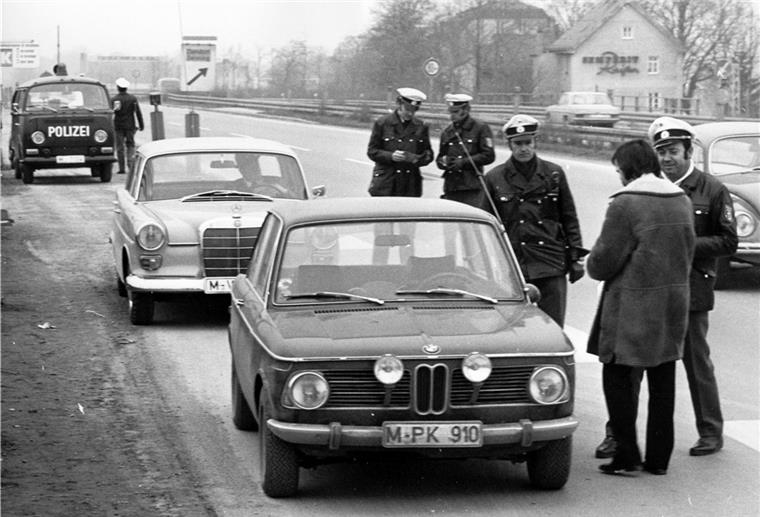 So wie hier in München kontrollierten im Juli 1971 Polizeibeamte auch in Blexen Fahrzeuge, in denen Angehörige der RAF (Rote Armee Fraktion) vermutet wurden.