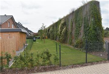 So wie hier in Zeven wird es bald auch entlang der Bahn im neuen Baugebiet in Tiste aussehen. Statt eines Erdwalls soll eine Steingitterwand den Lärm der Züge schlucken. 