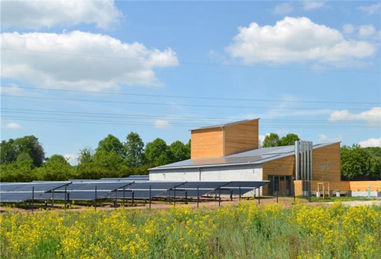 Bad Bederkesa: Rat macht den Weg frei fürs Energiewerk So wie im oberfränkischen Hallerndorf (Foto) könnte das Energiewerk auf den „Amtswiesen“ in Bad Bederkesa aussehen. Dort soll bis Ende März 2022 ein Heizwerk anfallendes Grüngut in Energie umwandeln, eine Solaranlage soll Strom erzeugen.