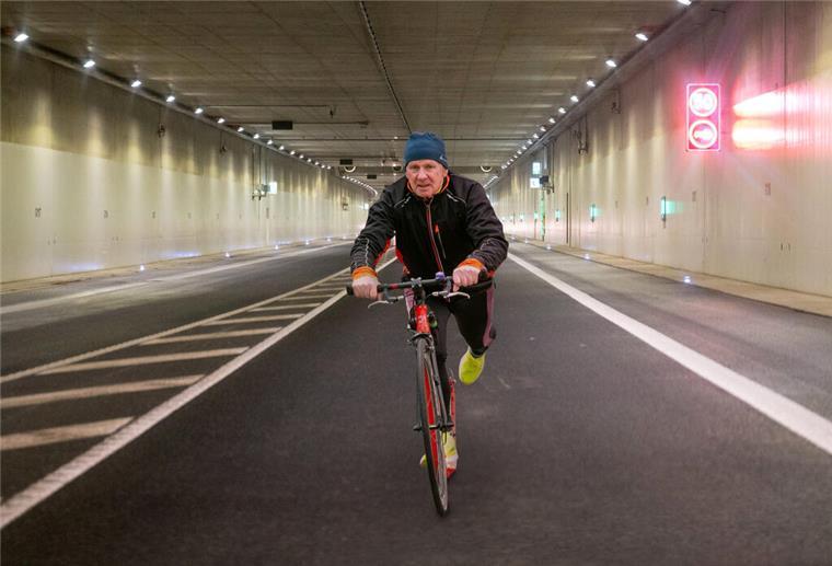 Warum dieser Debstedter (74) einen Marathon durch den Hafentunnel absolviert Uwe Fiebig im Hafentunnel