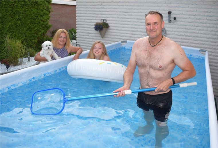 Bremerhaven: Garten-Pools sind heiß begehrt So wie Michaela (links), Leonie und Stephan Peters haben sich viele mit eigenem Garten einen Pool zugelegt.